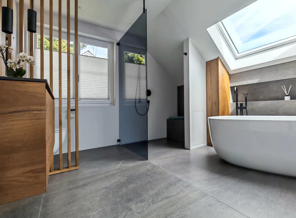 Badezimmer mit Holzlamellen und Badewanne, Referenz Dream