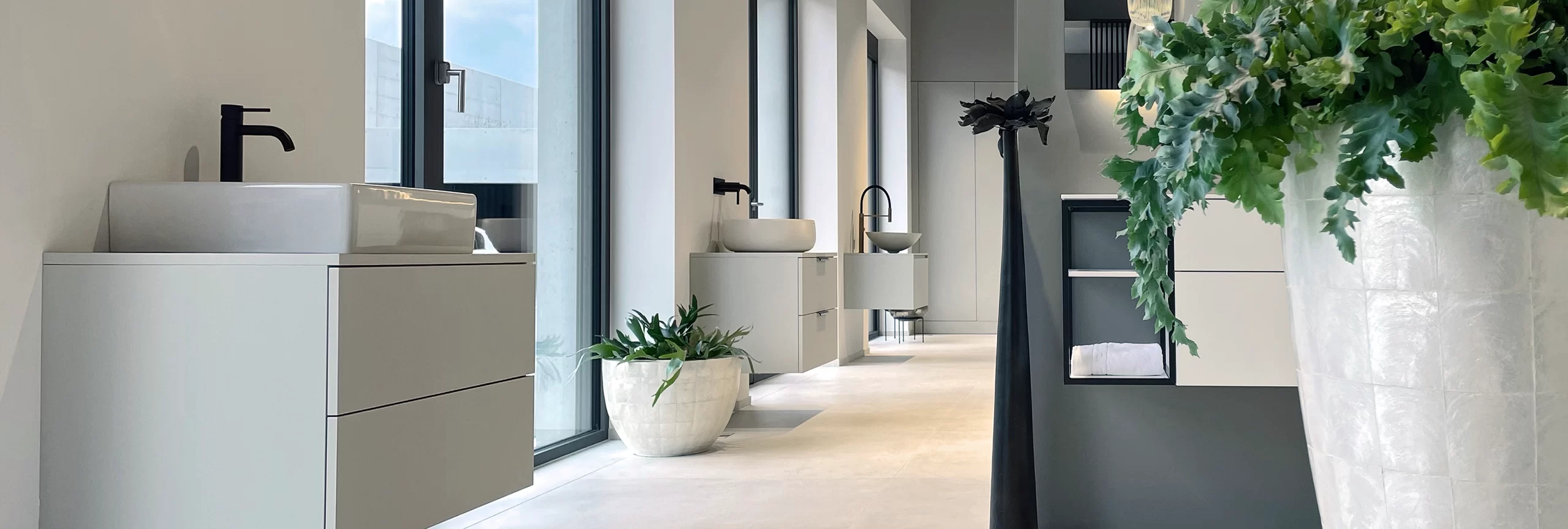 Modernes Badezimmer mit Pflanze und Waschtisch