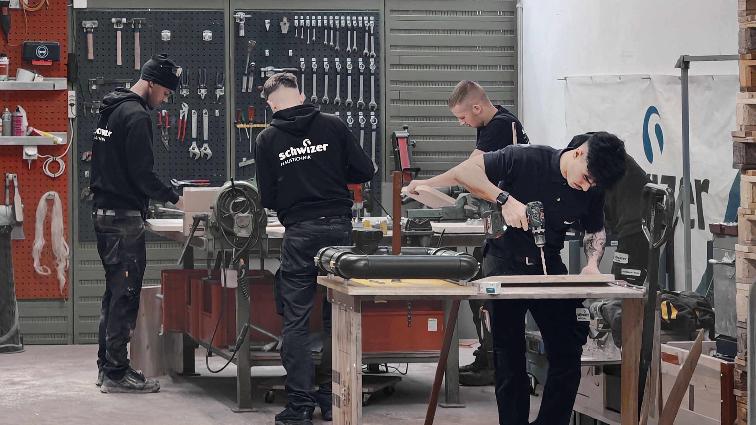 Auszubildende von Schwizer Haustechnik in der Werkstatt
