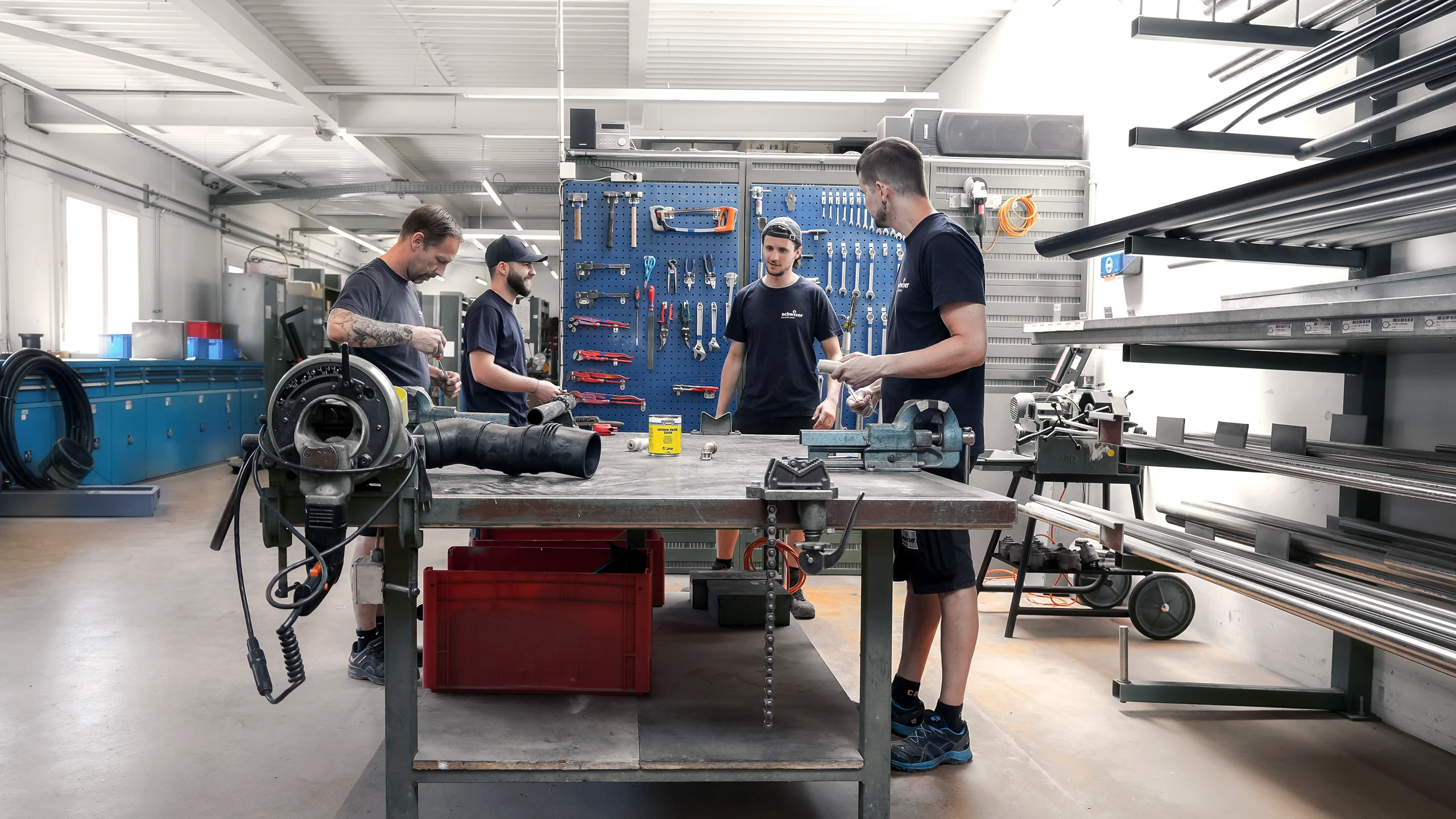 Mitarbeiter von Schwizer Haustechnik in der Werkstatt