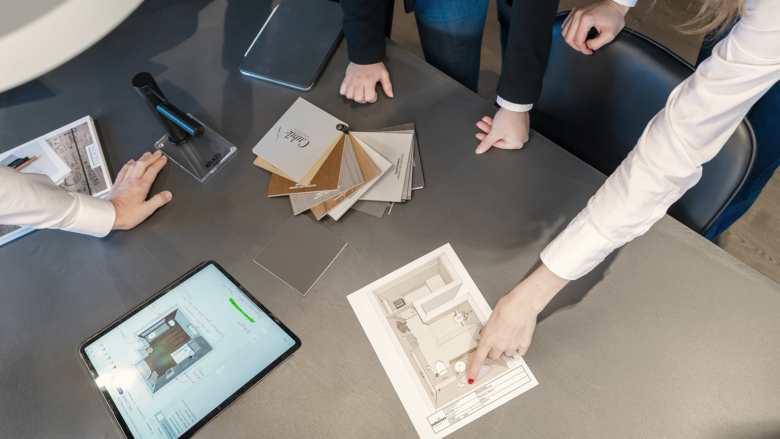 Materialmuster für Innenausbau auf einem Tisch